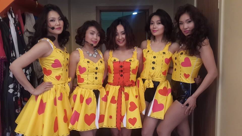 “Эмоци”-ийнхон тоглолтын бэлтгэлээ ингэж хийдэг (бичлэг)